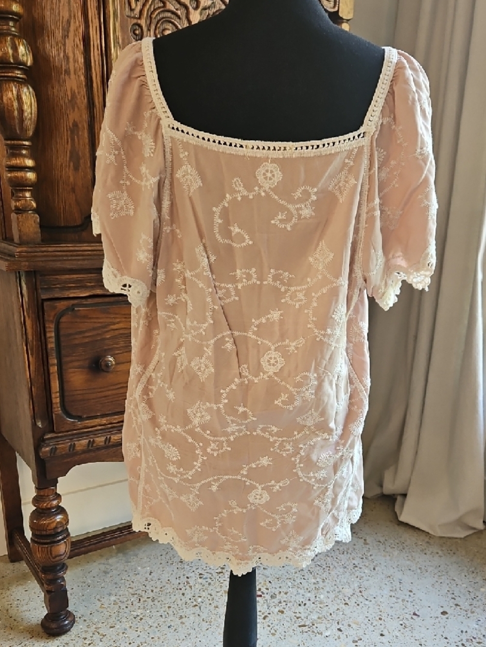 Democracy Women’s Cream Lace-Trim Blouse. Size L - Picture 2 of 3